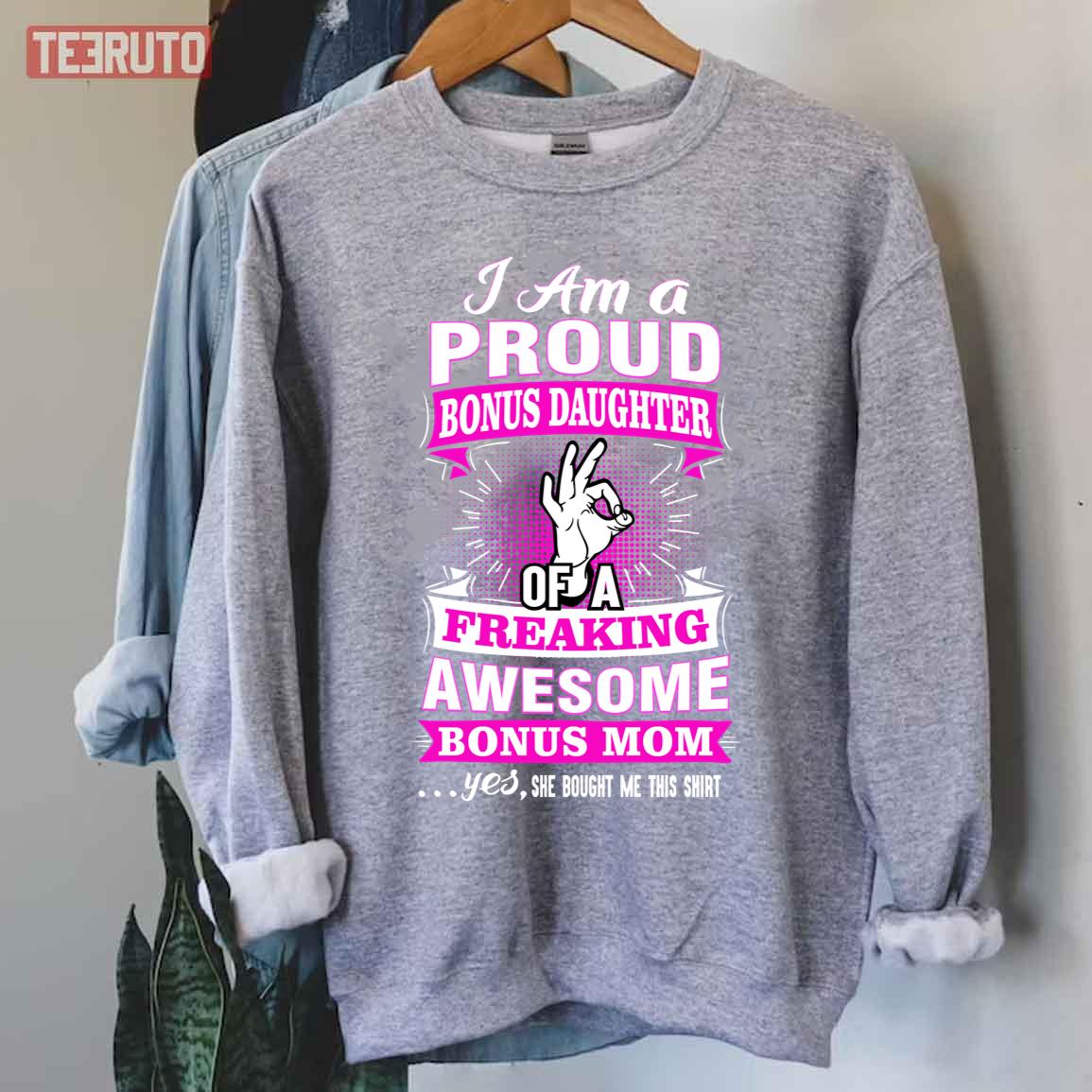Proud Bonus Daughter Of Awesome Bonus Mom Funny Unisex Sweatshirt