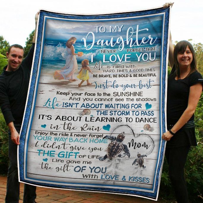 To My Daughter Walking On The Beach The Of You From Mom Fleece Blanket Quilt Blanket