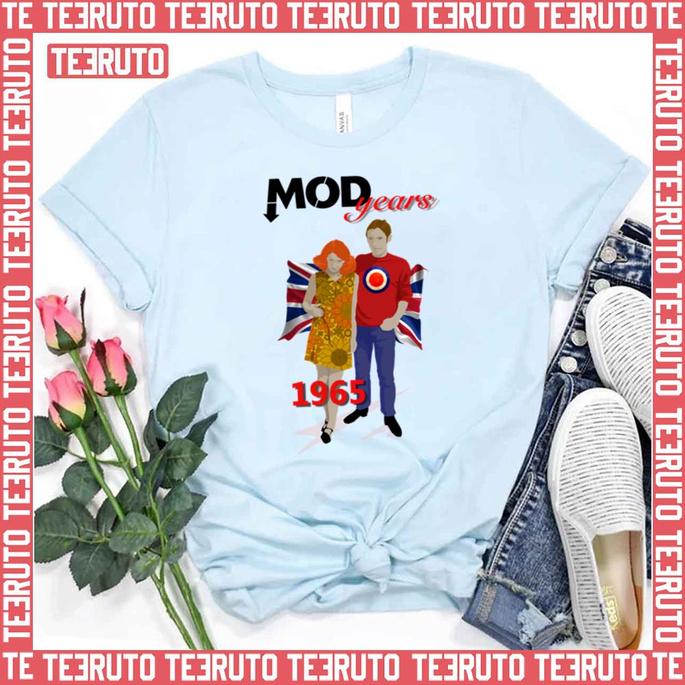 Young Mod Scooter Couple With Vintage Mod Target And Union Jack Unisex T-Shirt