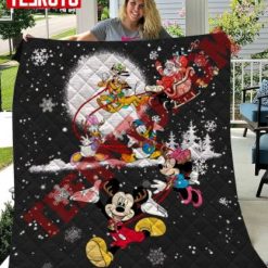 Christmas Eve With Friend Mickey Mouse And Pluto Quilt Blanket